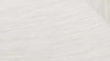 Foto de una familia usando sus dispositivos electrónicos