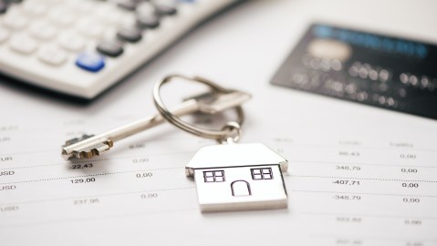 Foto de las llaves de una casa sobre unos documentos