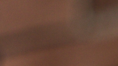 Foto de las manos de una personas sosteniendo una libreta de ahorros de un banco