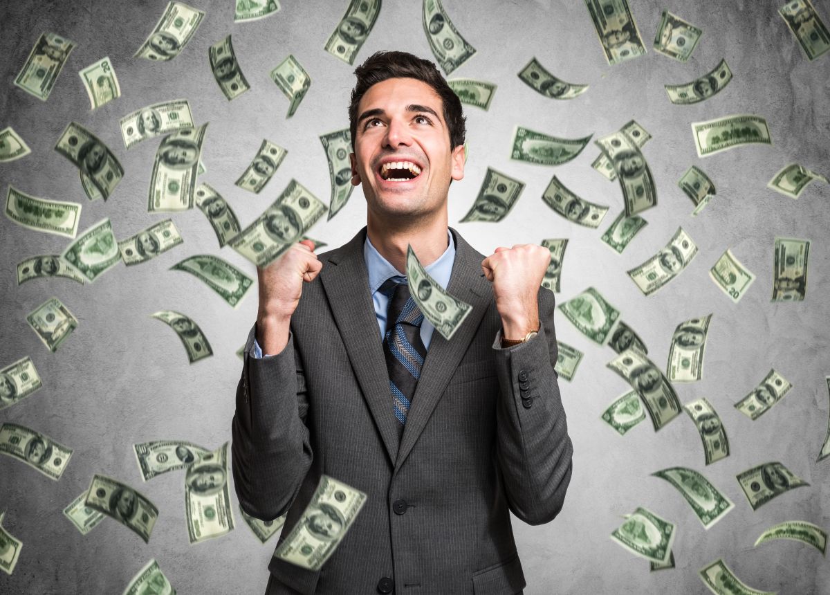 Un hombre en un centro comercial de Nueva Jersey hizo felices a unas cuantas personas al arrojar dinero.