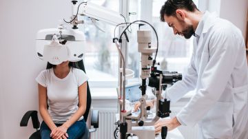 Foto de una persona y un oftalmólogo durante un examen de la vista