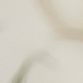 Foto de una pareja en actitud de sorpresa frente a una laptop