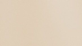 Foto de una mujer y un hombre durante la firma de un contrato