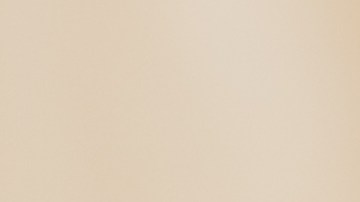 Foto de una mujer y un hombre durante la firma de un contrato