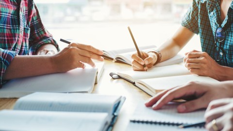 Foto de varios estudiantes escribiendo