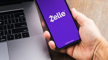 Foto de un teléfono inteligente mostrando el inicio de la aplicación de Zelle