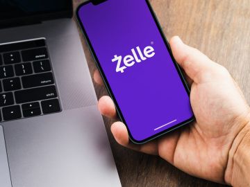 Foto de un teléfono inteligente mostrando el inicio de la aplicación de Zelle