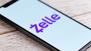 Foto de un teléfono mostrando el inicio de la app de Zelle