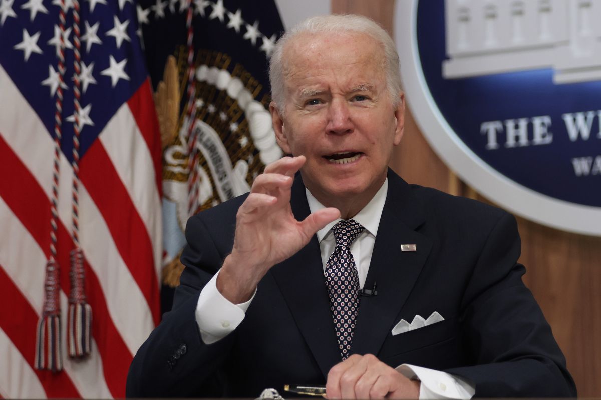 El presidente Joe Biden podría suspender temporalmente el impuesto federal a la gasolina.  (Foto por Alex Wong/Getty Images)