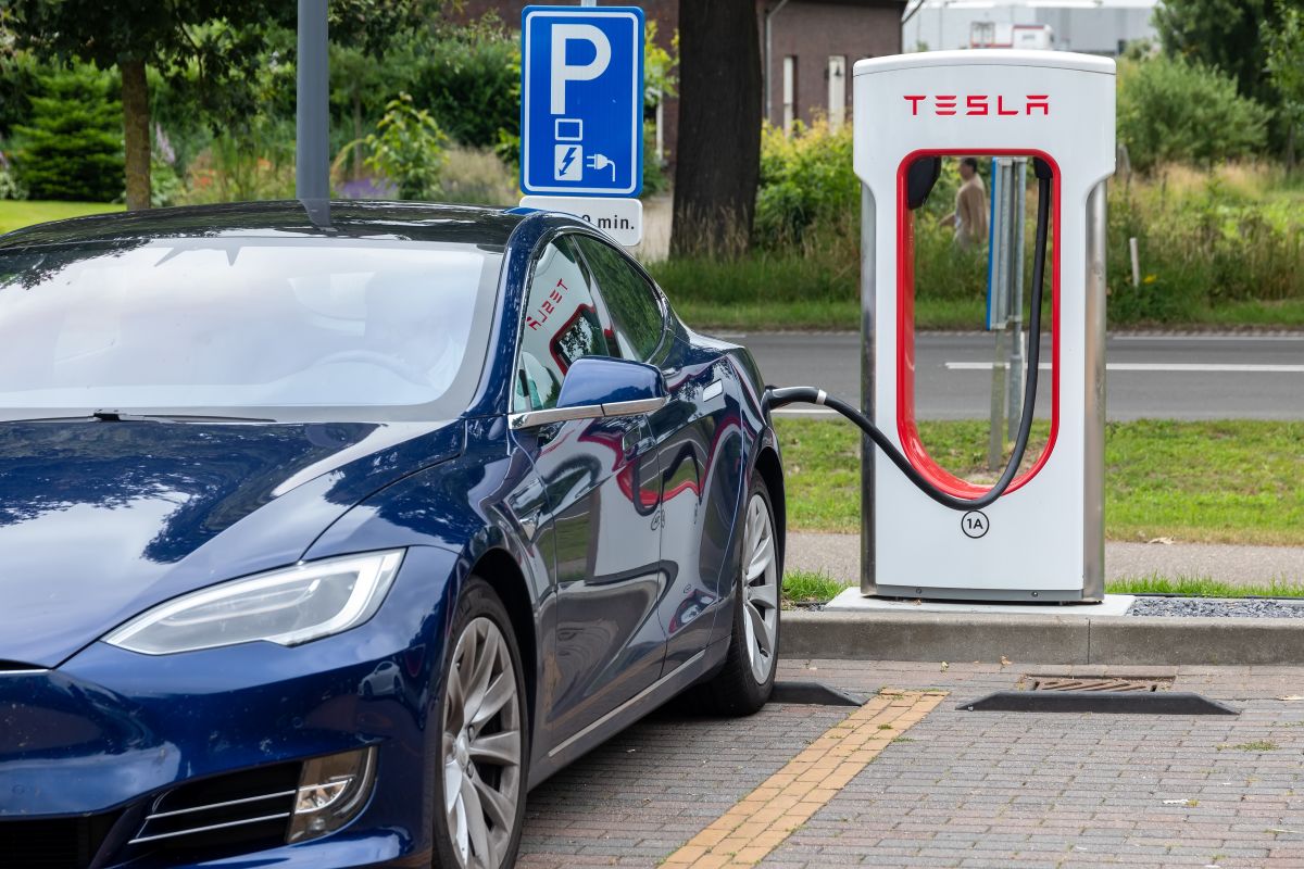 Cuánto cuesta cargar la batería de un Tesla y cómo saber si es más