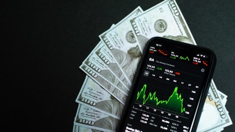 Hay cuentas de inversión que establecen rutas de aprendizaje para mejorar y optimizar tus inversiones en el mercado financiero de EE.UU.