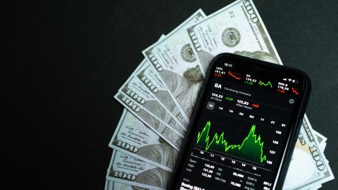 Hay cuentas de inversión que establecen rutas de aprendizaje para mejorar y optimizar tus inversiones en el mercado financiero de EE.UU.