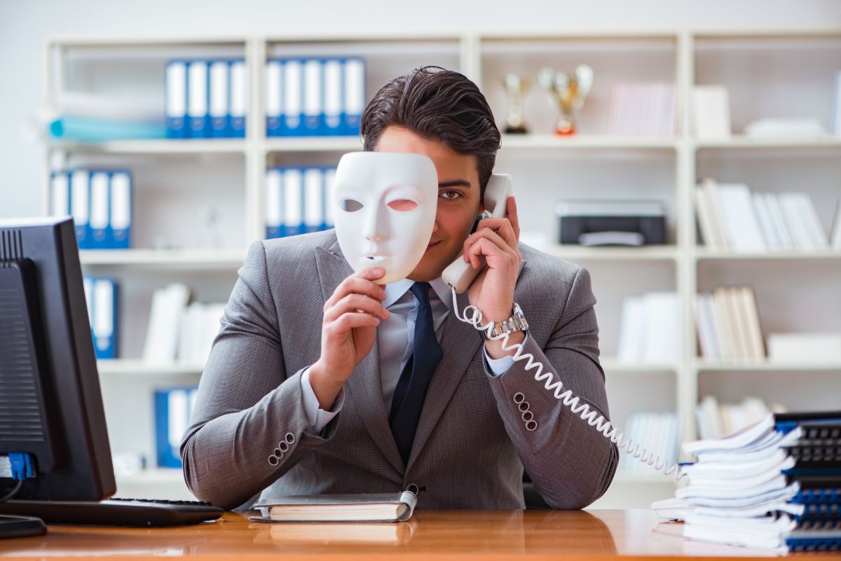 Muchos impostores se hacen pasar por empleados bancarios para robarte tu información y acceder a tus cuentas. 