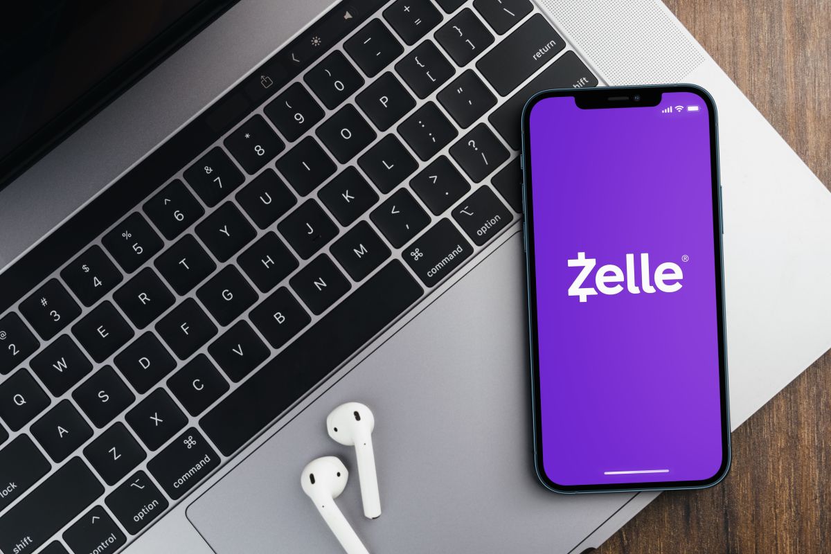 La aplicación Zelle permite envíos de dinero sin cobro de comisiones. En algunos bancos, puedes enviar hasta $3,500 dólares diarios