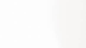 Foto de una persona entregándole dinero a otra