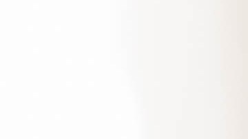 Foto de una persona entregándole dinero a otra