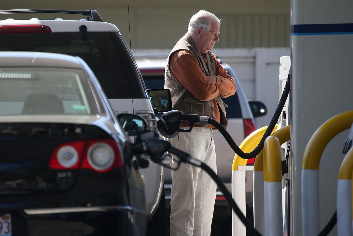 Los consumidores estadounidenses continúan observando como los precios de la gasolina vacían sus bolsillos.