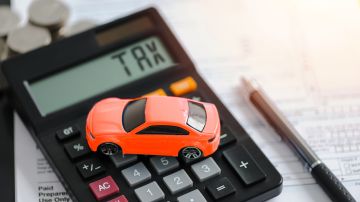 Si eres un trabajador autónomo y puedes demostrar que usas tu vehículo con fines comerciales, puedes solicitar una deducción de parte de la prima del seguro de auto de tus impuestos