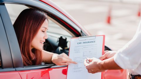 Tu póliza de auto personal podría no cubrirte adecuadamente si alquilas un auto de valor muy superior al de tu propiedad
