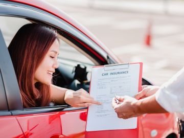 Tu póliza de auto personal podría no cubrirte adecuadamente si alquilas un auto de valor muy superior al de tu propiedad