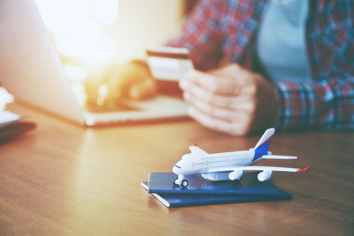 Las personas que por gusto o necesidad quieran aprovechar al máximo sus viajes, podrían hacerlo con una tarjeta de crédito, ya sea de aerolínea o recompensas.