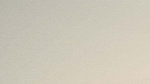 Foto de un trabajador sosteniendo su casco entre las manos