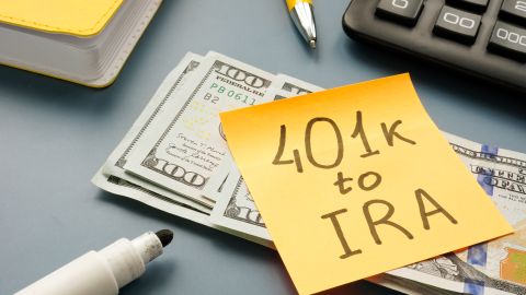 Los fondos de inversión de las cuentas 401(k) suelen ofrecer tarifas más bajas que las de las cuentas IRA, por lo que podrías ahorrar algo de dinero si evitas cambiar tus fondos de una cuenta a otra