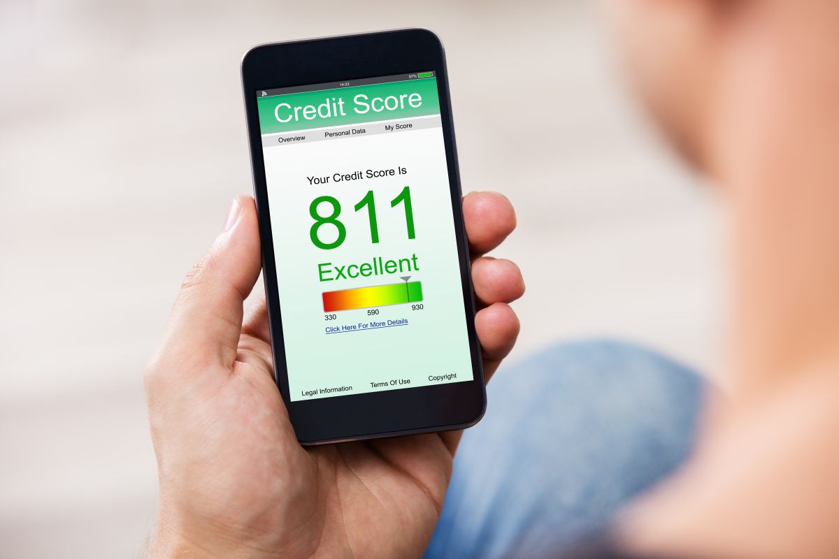 Algunas aplicaciones no solo te permiten ver tu puntaje de crédito, sino cómo tus hábitos financieros afectan a tu historial crediticio.