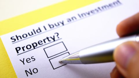 Comprar una casa como inversión puede no ser lo más acertado si se tienen en cuenta los costos ocultos de mantener una vivienda, según expertos