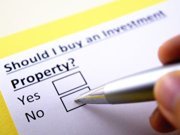 Comprar una casa como inversión puede no ser lo más acertado si se tienen en cuenta los costos ocultos de mantener una vivienda, según expertos