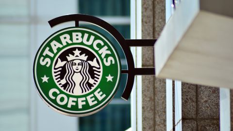 Las sucursales de Starbucks que cerrarán están ubicadas en Los Angeles, Philadelphia, Washington D.C., y Portland, Oregon.