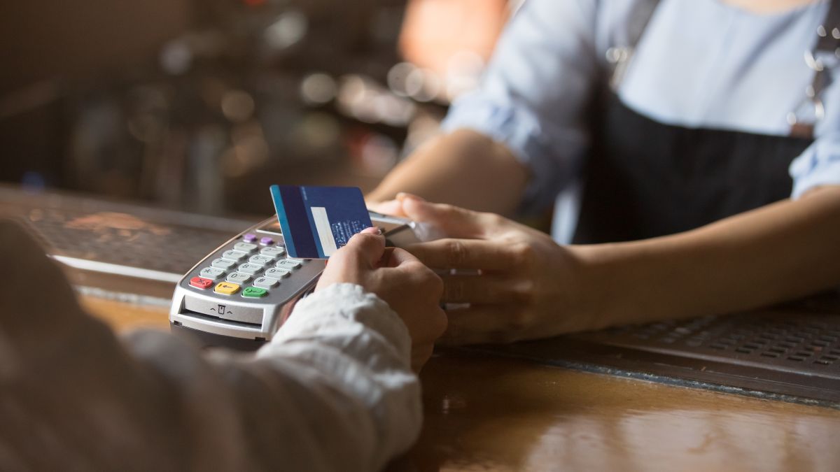 Si usas tus tarjetas de crédito prepagadas para hacer compras cotidianas y pagas tus balances completos cada mes, puedes generar puntaje de crédito.