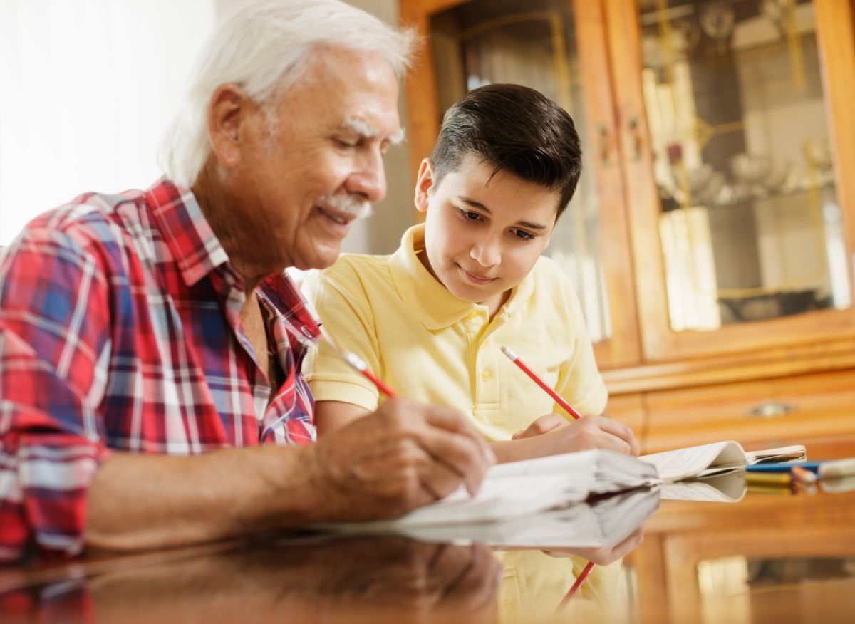 Las personas de 50 años o más aún pueden hacer actividades como una segunda forma de ingresos en las que les puede ir bien, como ser tutor.