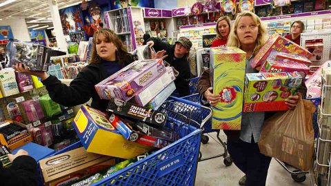 Los consumidores continúan gastando