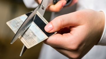 Cuál es la manera más segura de cancelar una tarjeta de crédito en Estados Unidos