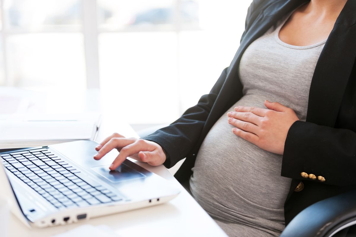 Las mujeres embarazadas tienen derecho a reclamar ante el seguro de compensación laboral en el caso de que sufran un accidente en sus espacios de trabajo, aunque estén embarazadas.