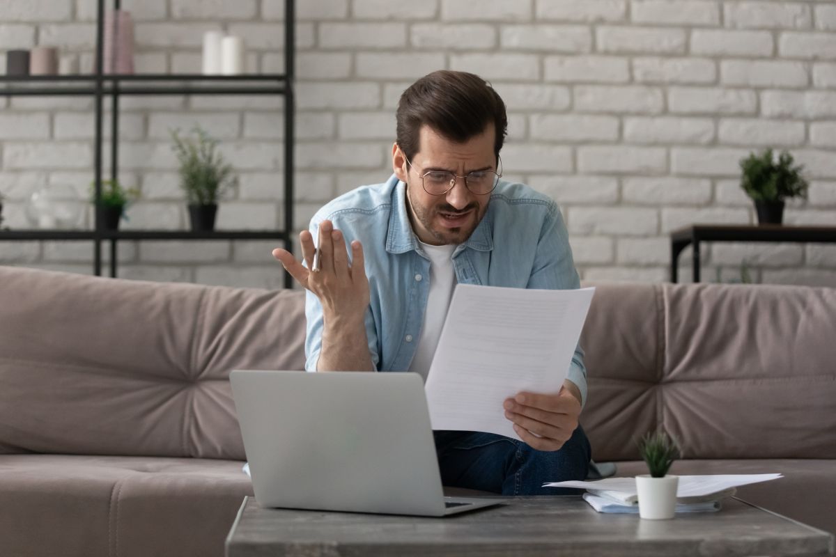 Un empleador puede rechazar tu solicitud de trabajo en función de tu historial crediticio. Pero solo pueden revisar tus reportes mediante tu consentimiento escrito, según la ley federal.