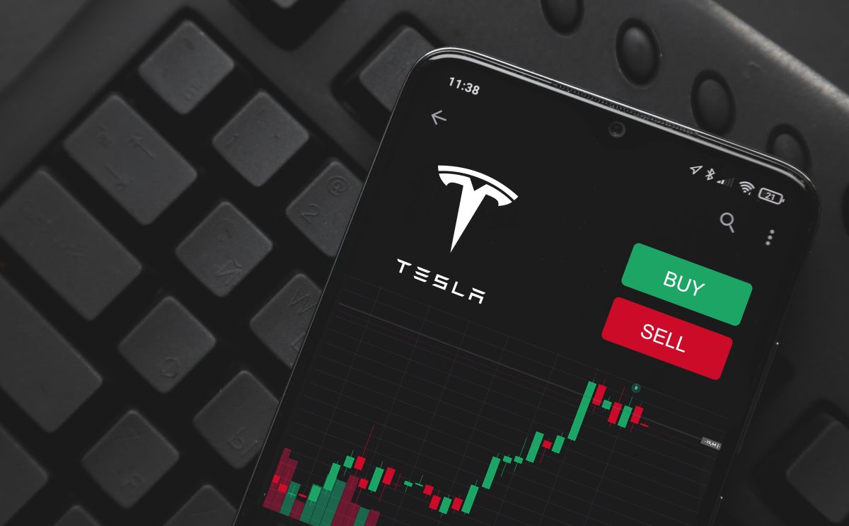Con una cuenta de corretaje, puedes adquirir acciones de Tesla, las cuales se cotizan en el mercado NASDAQ bajo el símbolo TSLA.