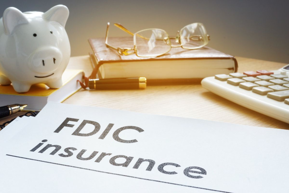 El seguro de depósito de la FDIC garantiza la protección de tu dinero en tus cuentas bancarias de cheques, de ahorros, cuentas NOW, cuentas MMDA, certificados de depósito, así como de tus cheques de caja, giros postales y otros instrumentos oficiales emitidos por los bancos.