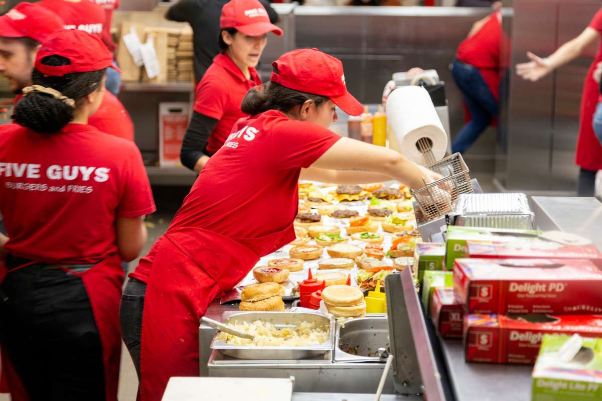 Nueva ley en California mejoraría condiciones de los trabajadores de comida  rápida, incluido un salario más alto - Solo Dinero