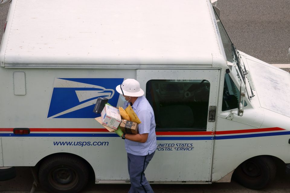 USPS: how much does a postal employee earn in the United States
