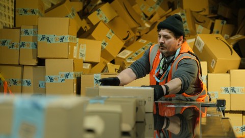 Amazon Anticipates Strong Holiday Shopping Season