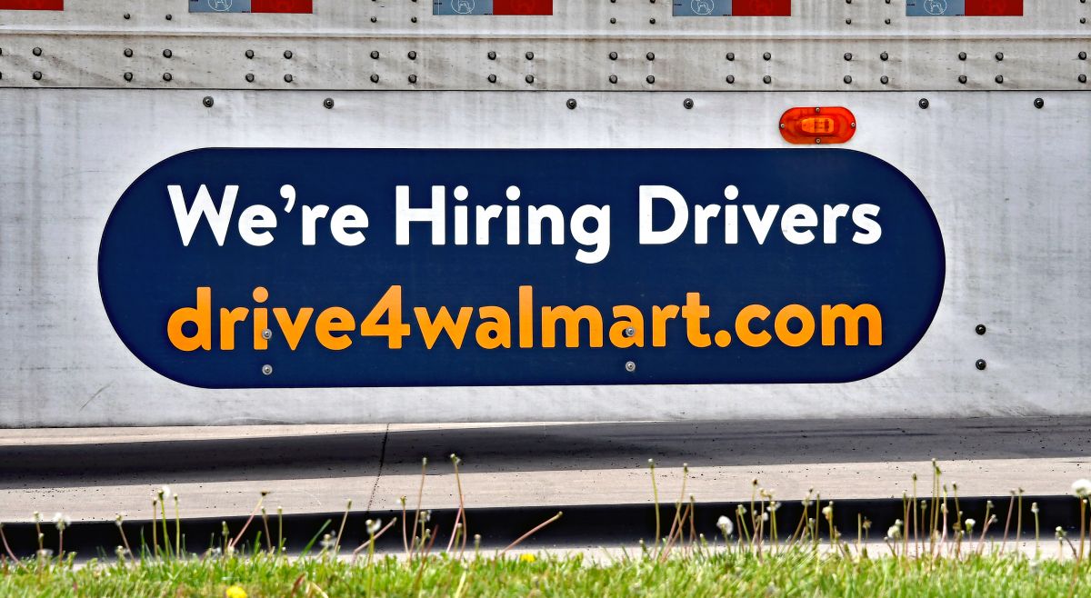 Uno de los puestos más atractivos para trabajar en Walmart es el de conducto de camión, debido a que su sueldo es de seis cifras.
