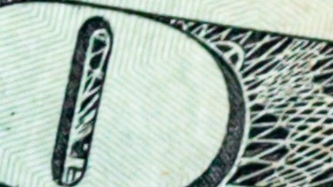 Foto de la palabra "salary" escrita con bloques de madera sobre dólares