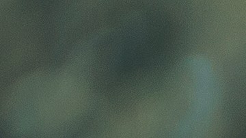 Foto de una persona calculando el pago de otra