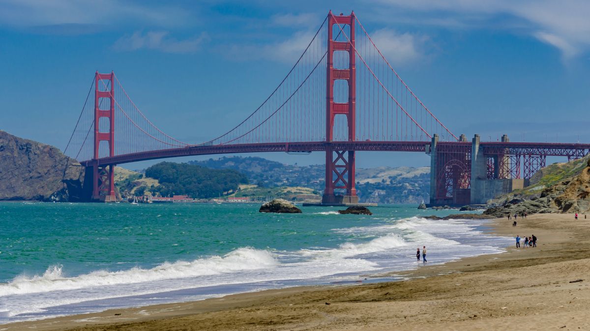 El salario mínimo en algunas ciudades de California, como San Francisco, puede llegar hasta los $16.99 dólares por hora.