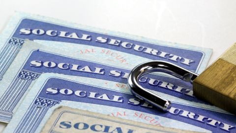 Foto de varias tarjetas del Seguro Social apiladas