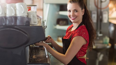 Foto de una mujer joven trabajando como barista
