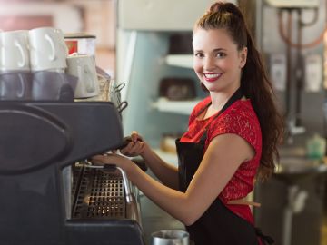 Foto de una mujer joven trabajando como barista
