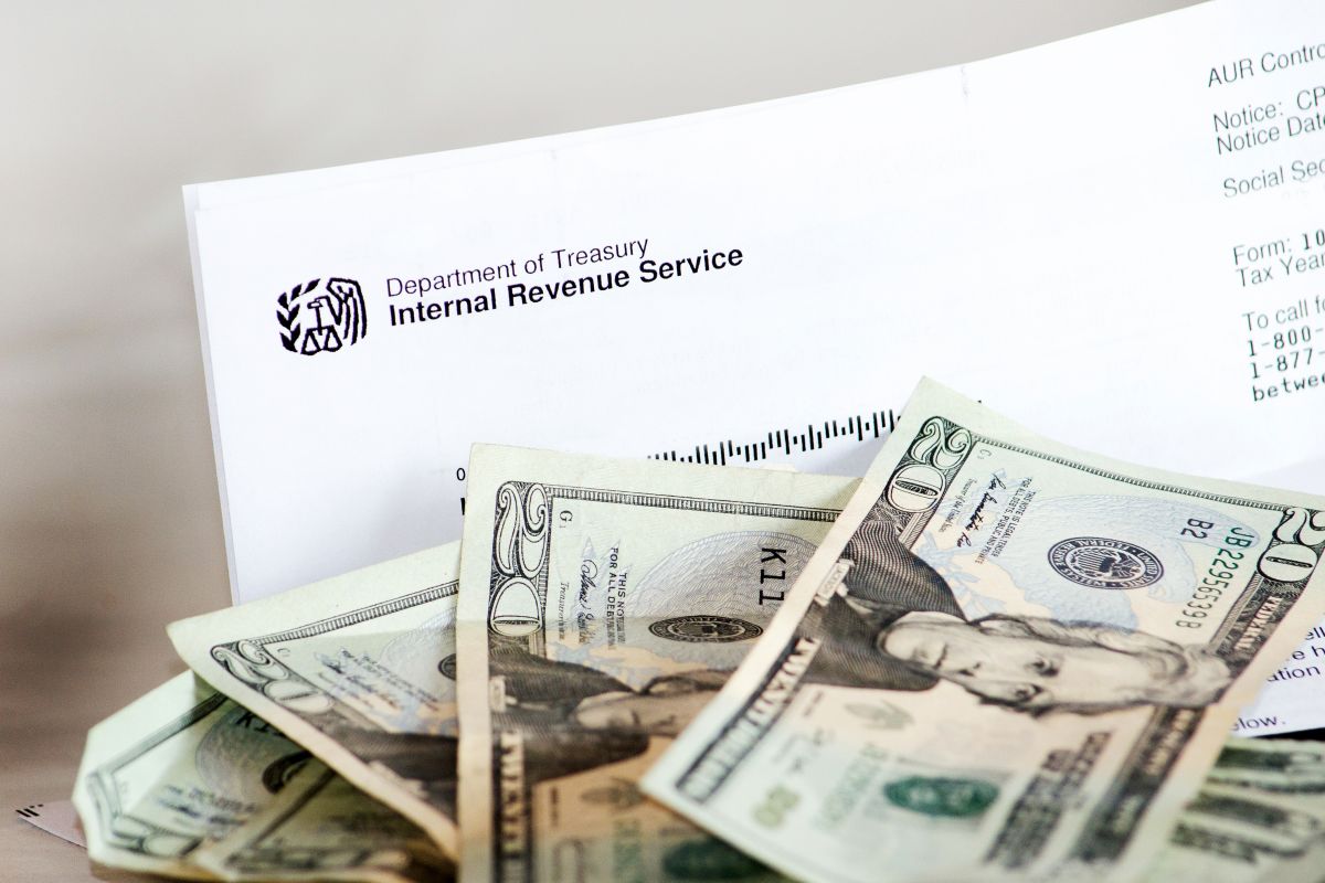 ¿Te llegó una carta del IRS sobre dinero de estímulo que te deben